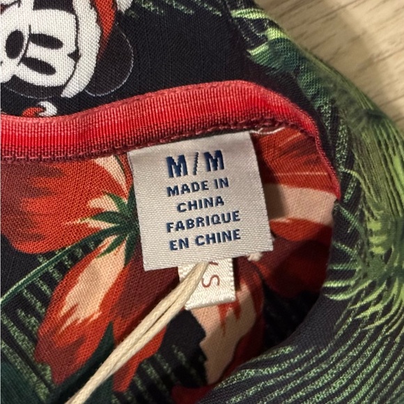 NEW Disney Parks x Tommy Bahama Holiday Christmas Hawaiian Shirt Size M NWT - Picture 3 of 16